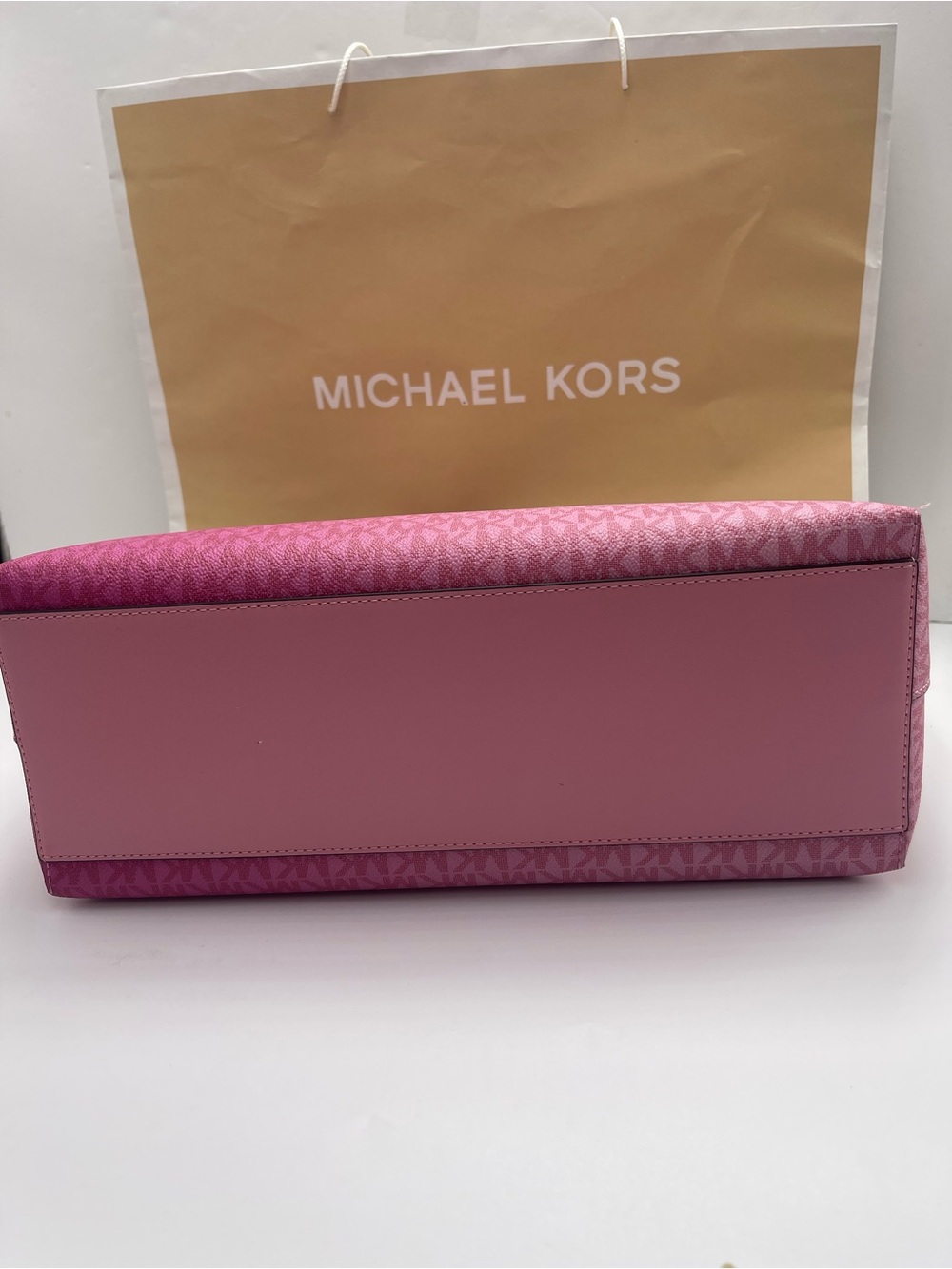 MICHAEL MICHAEL KORS SHEILA
CARNATION LG Multifunctional TOTE bag
Carnation
NWT - Picture 8 of 16